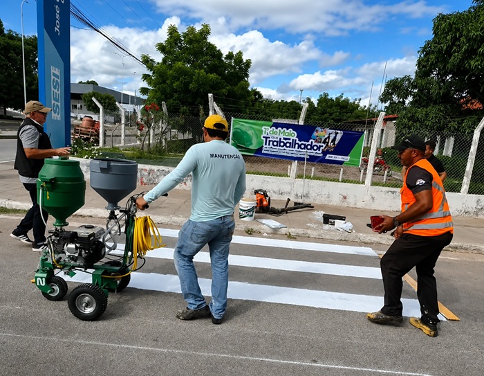 Prefeitura de Sousa intensifica sinalização horizontal após aquisição de novo equipamento