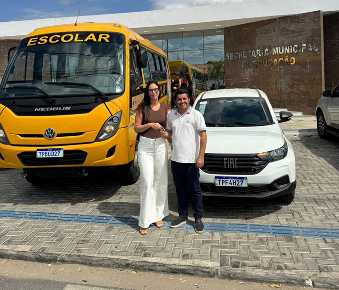 Superintendência de Transportes da Prefeitura de Sousa entrega ônibus escolar e picape 0 km à Secretaria de Educação
