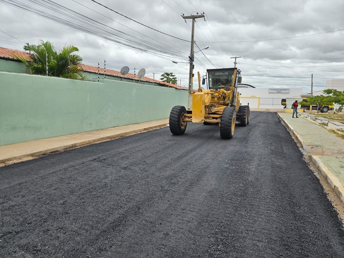 Prefeitura de Sousa inicia asfaltamento no bairro José Lins do Rêgo