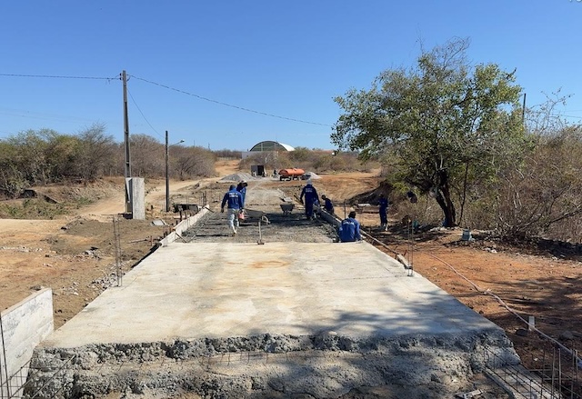 Com ações na zona rural, Prefeitura de Sousa avança na construção de passagem molhada na Comunidade Rural Curralinho