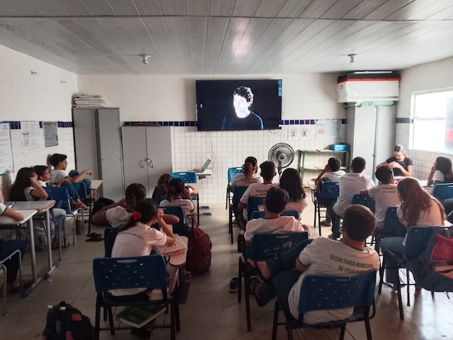 Smart TVs entregues pela gestão municipal já beneficiam alunos com atividades pedagógicas
